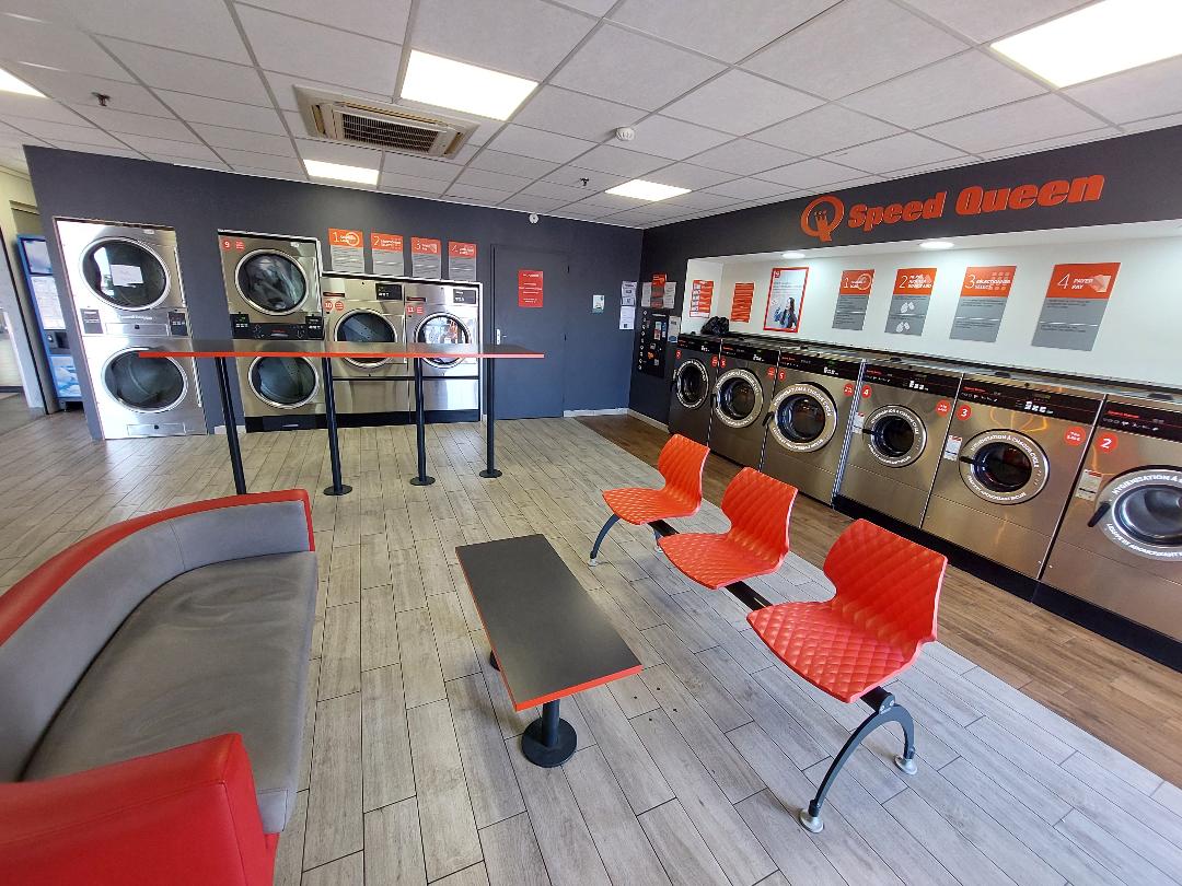 Lave-linge et séchoirs de la laverie Speed Queen de Cabestany
